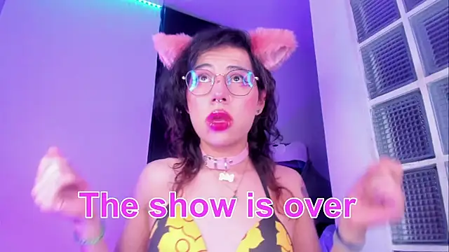 Sweet-SharoKitty live sex cam