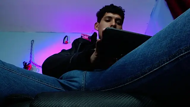 dom2travelersss's cam snapshot