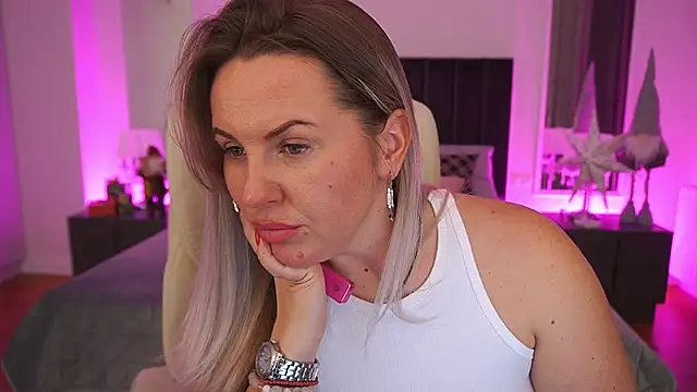 KiraCandyS live sex cam