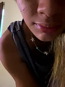 Carolinen live sex cam