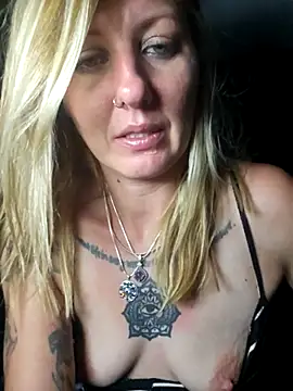 SheIsSomething live sex cam