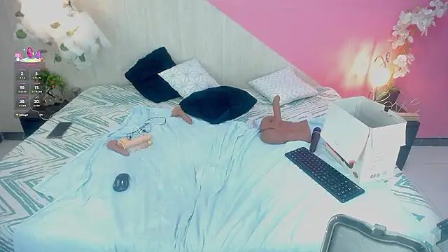 adisson_petite1's cam snapshot