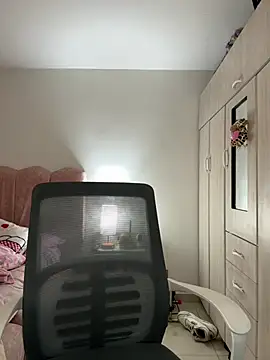 Emmily_19 live sex cam