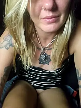 SheIsSomething's cam snapshot