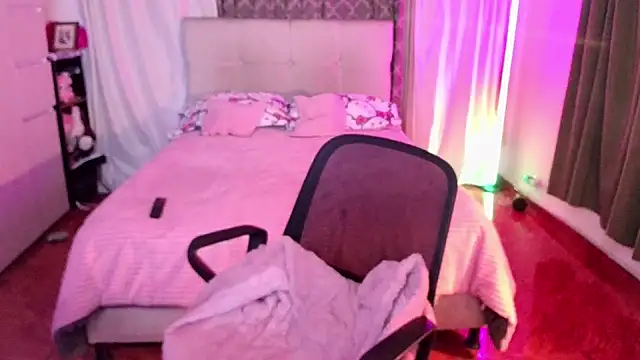 Emilyswan04's cam snapshot