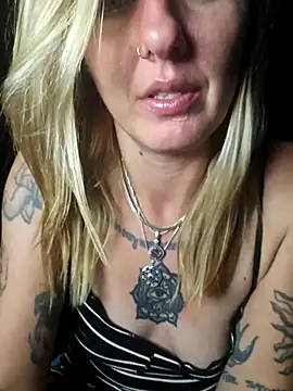 SheIsSomething's cam snapshot