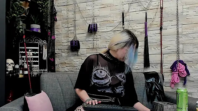 CruelMistress live sex cam