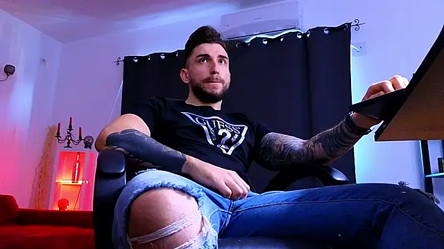 MightyAaron66 live sex cam