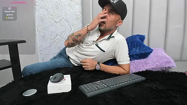 LindaHooker live sex cam