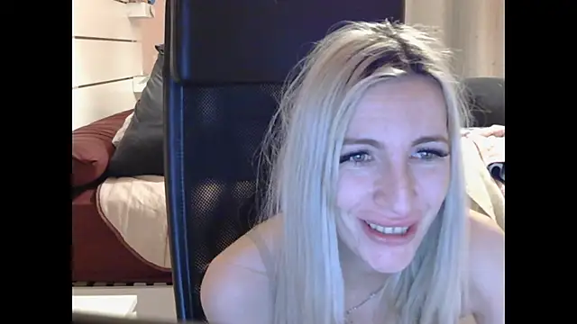 BarbieBlondieGirl's cam snapshot