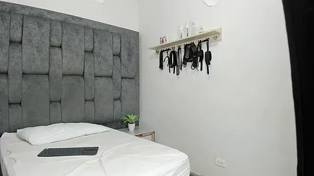 2Hot4You_OS live sex cam