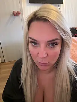 Bustyblondebabe32 live sex cam