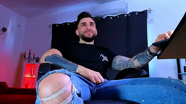 MightyAaron66 live sex cam