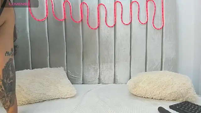 aurora_johnson_'s cam snapshot