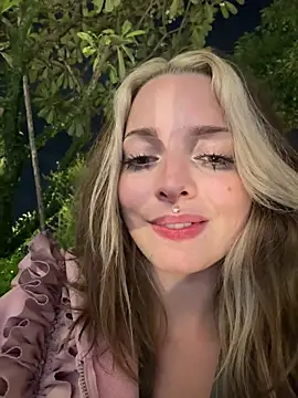 LoraaDoll live sex cam