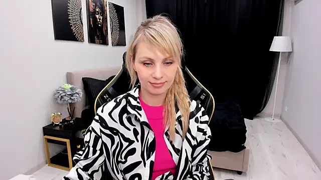 LindaSandy_1's cam snapshot