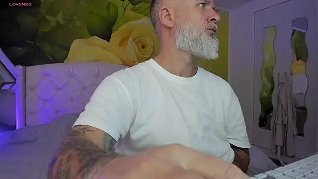 BlowMyXXL live sex cam