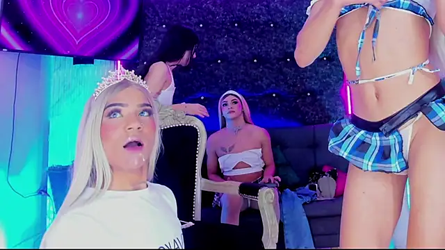 Queens_Wonders_Blonders's cam snapshot