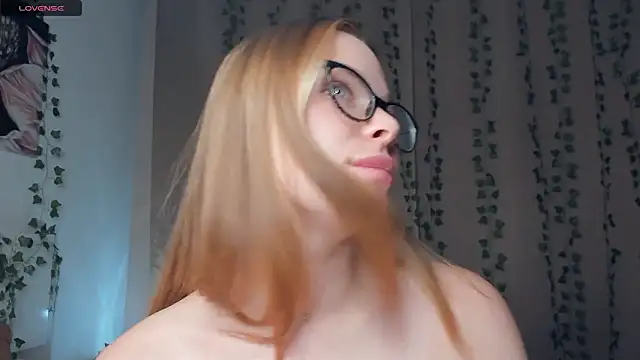 Icehoneybyte live sex cam