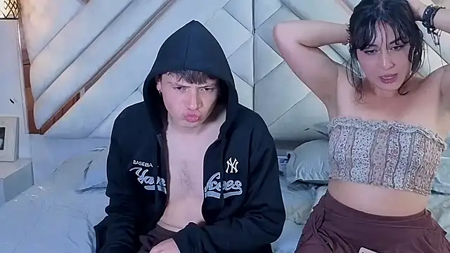 miaanddemian's cam snapshot