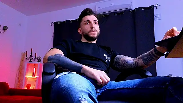 MightyAaron66 live sex cam