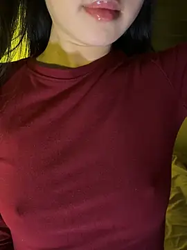 Uyennii02 live sex cam