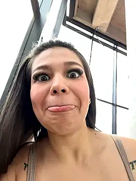 Alyshanon18's cam snapshot