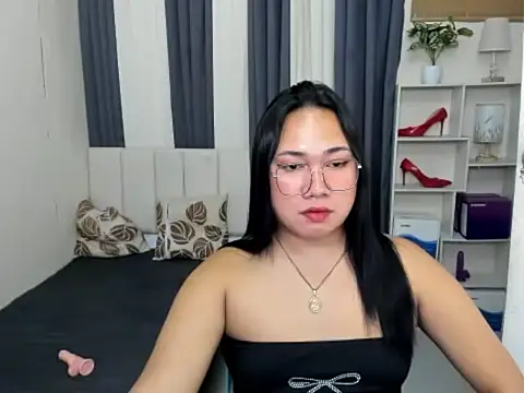 TsUncutKaren live sex cam