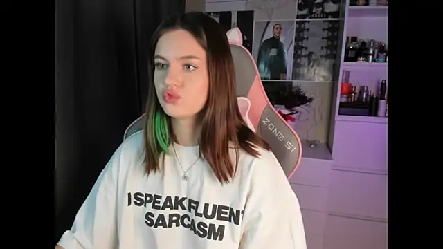 NikkieKitty live sex cam