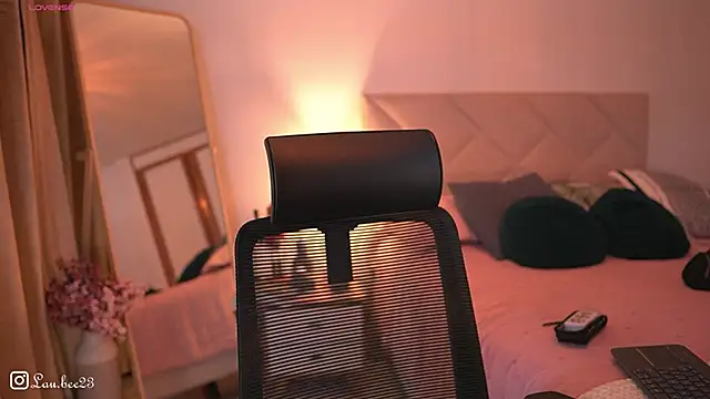 Lau_Bee's cam snapshot