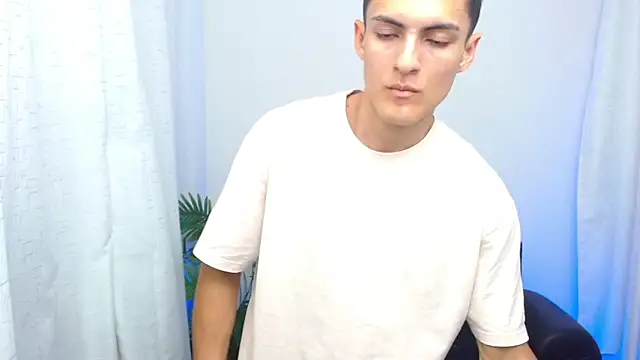 Matiius18 live sex cam