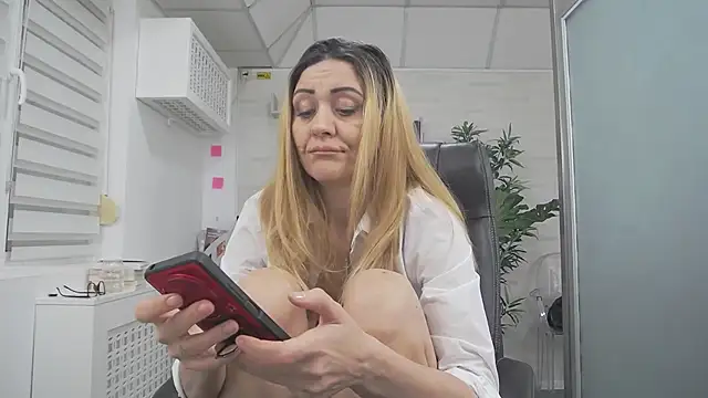 EllaMilf_'s cam snapshot