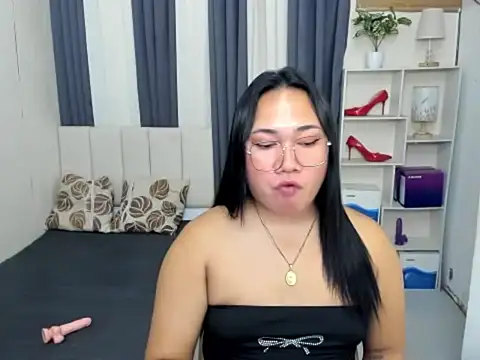 TsUncutKaren live sex cam