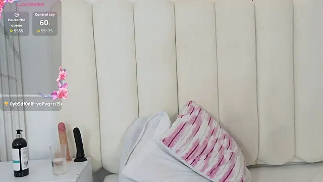 emily_hilton1's cam snapshot