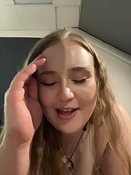 AprilHughes live sex cam