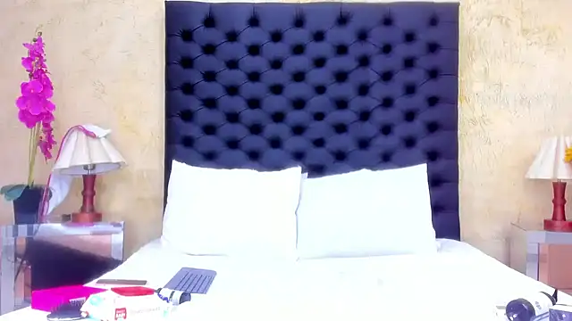 NahomiWhitel live sex cam