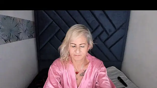 ScarletHoot_'s cam snapshot