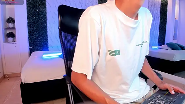 Aaron_Scoot live sex cam