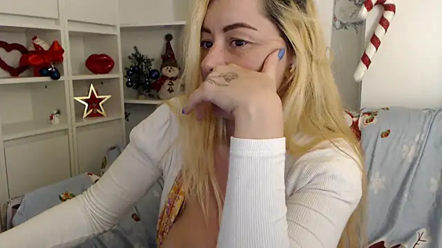 _karolynesyera_'s cam snapshot