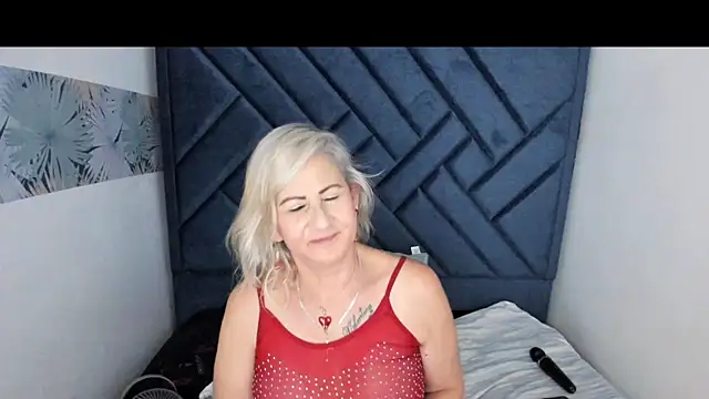 ScarletHoot_'s cam snapshot