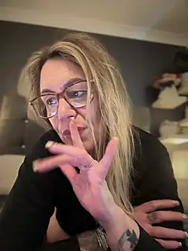 blondebitch2 live sex cam