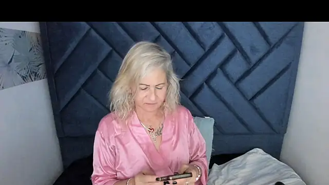 ScarletHoot_'s cam snapshot