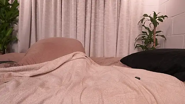 agatha_collins_'s cam snapshot