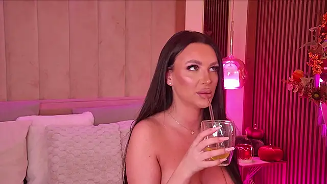 OliviaNoirr's cam snapshot