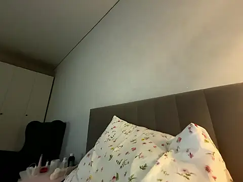 GoldenSexySky live sex cam