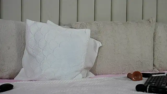 MiaJolie_'s cam snapshot