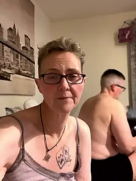 Curvy-Jinx live sex cam