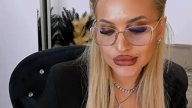 LovelyBlondyxx's cam snapshot