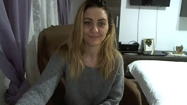 EllaMilf_'s cam snapshot