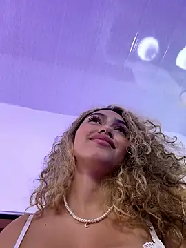 MaddyBelucci live sex cam